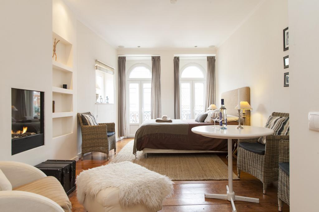 Chic 1-bed Flat With Balcony, View And Workspace, 5mins To Santa Justa Lift Apartamento Lisboa